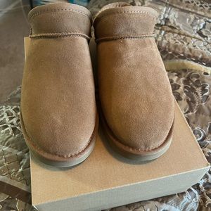 BRAND NEW UGG SLIPPER CHESTNUT